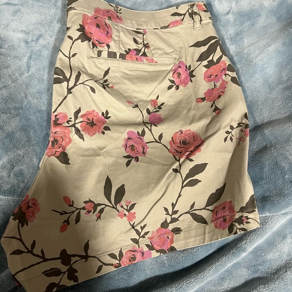 Super Cute Floral Plus Size Shorts - Picture 3 of 6